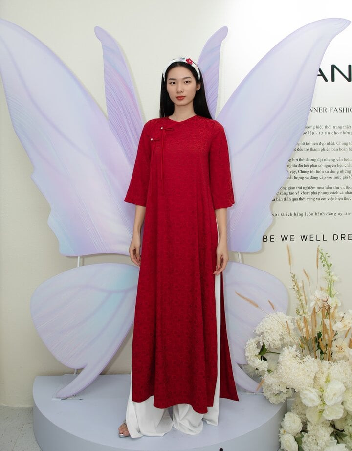 Phạm Thu Huyền khoe nhan sắc với áo dài đỏ. Cô từng là học trò của siêu mẫu Anh Thư trong cuộc thi The Face Vietnam 2023. Phạm Thu Huyền khoe nhan sắc với áo dài đỏ. Cô từng là học trò của siêu mẫu Anh Thư trong cuộc thi The Face Vietnam 2023.