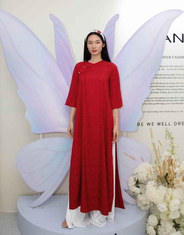 Phạm Thu Huyền khoe nhan sắc với áo dài đỏ. Cô từng là học trò của siêu mẫu Anh Thư trong cuộc thi The Face Vietnam 2023. Phạm Thu Huyền khoe nhan sắc với áo dài đỏ. Cô từng là học trò của siêu mẫu Anh Thư trong cuộc thi The Face Vietnam 2023.