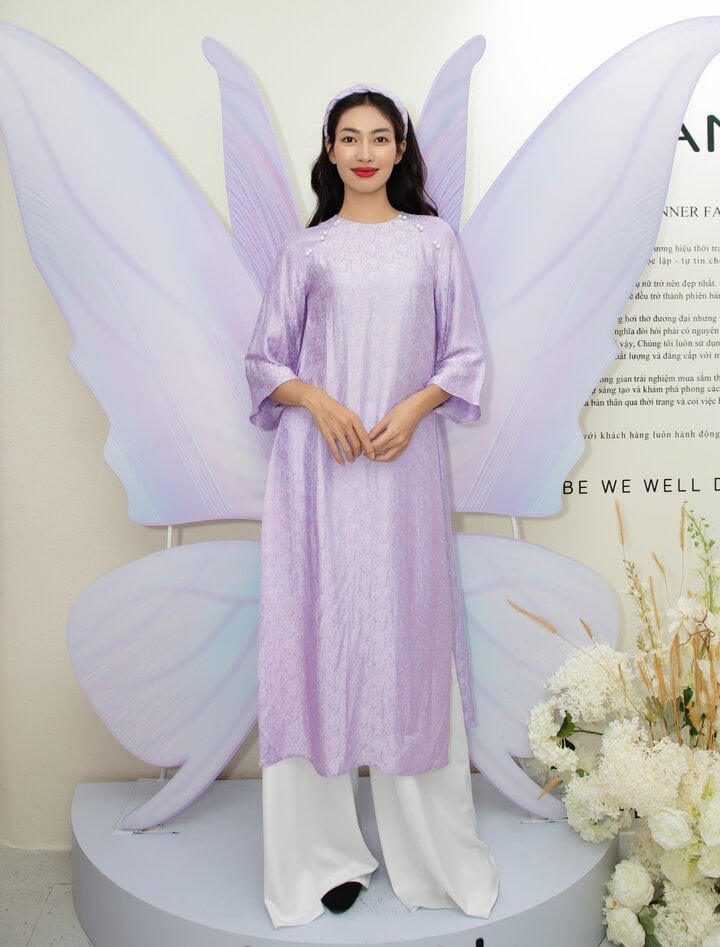 Huỳnh Đào Diễm Trinh 25 tuổi, quê Long An. Cô cao 1,76 m, số đo ba vòng 85-66-95 cm. Năm 2022, cô đoạt danh hiệu Hoa khôi sông Vàm. Huỳnh Đào Diễm Trinh 25 tuổi, quê Long An. Cô cao 1,76 m, số đo ba vòng 85-66-95 cm. Năm 2022, cô đoạt danh hiệu Hoa khôi sông Vàm.