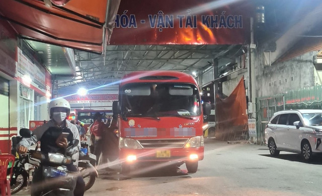 Xe khách T.C đón khách, chất hàng hóa tại bãi xe của công ty này Xe khách T.C đón khách, chất hàng hóa tại bãi xe của công ty này