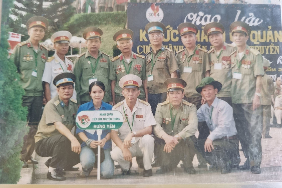 Anh hùng Vũ Đức Chính (đứng hàng sau, thứ 4 bên phải) cùng đồng đội tham gia các hoạt động địa phương. Anh hùng Vũ Đức Chính (đứng hàng sau, thứ 4 bên phải) cùng đồng đội tham gia các hoạt động địa phương.