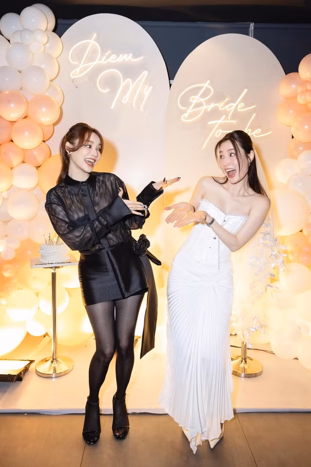 Tạo dáng cùng Nhã Phương