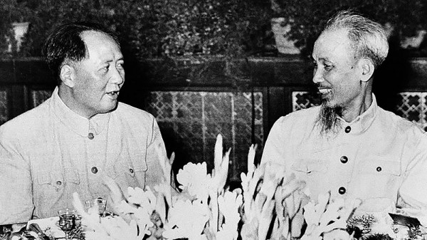 Chủ tịch Mao Trạch Đông đón tiếp Chủ tịch Hồ Chí Minh thăm Trung Quốc. Chủ tịch Mao Trạch Đông đón tiếp Chủ tịch Hồ Chí Minh thăm Trung Quốc.