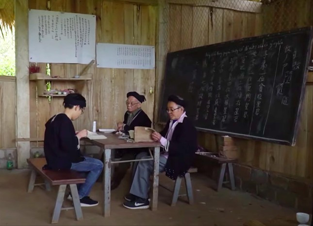 Một số học viên đang luyện chữ Nôm Dao tại bản Sưng. Một số học viên đang luyện chữ Nôm Dao tại bản Sưng.