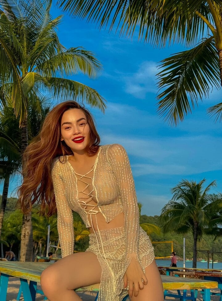 Dù đã trải qua 2 lần sinh nở, trong đó có một lần sinh đôi, Hồ Ngọc Hà vẫn giữ được vóc dáng thon gọn, nuột nà khiến nhiều người ngưỡng mộ. Dù đã trải qua 2 lần sinh nở, trong đó có một lần sinh đôi, Hồ Ngọc Hà vẫn giữ được vóc dáng thon gọn, nuột nà khiến nhiều người ngưỡng mộ.