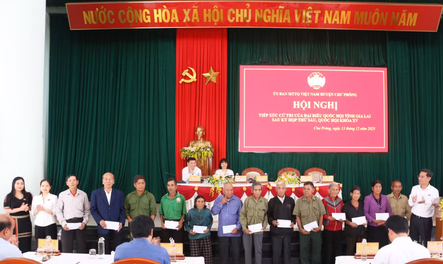 Đoàn đại biểu Quốc hội tỉnh tặng quà 25 gia đình chính sách, người có công với cách mạng trên địa bàn huyện Chư Prông. Ảnh: Q.T