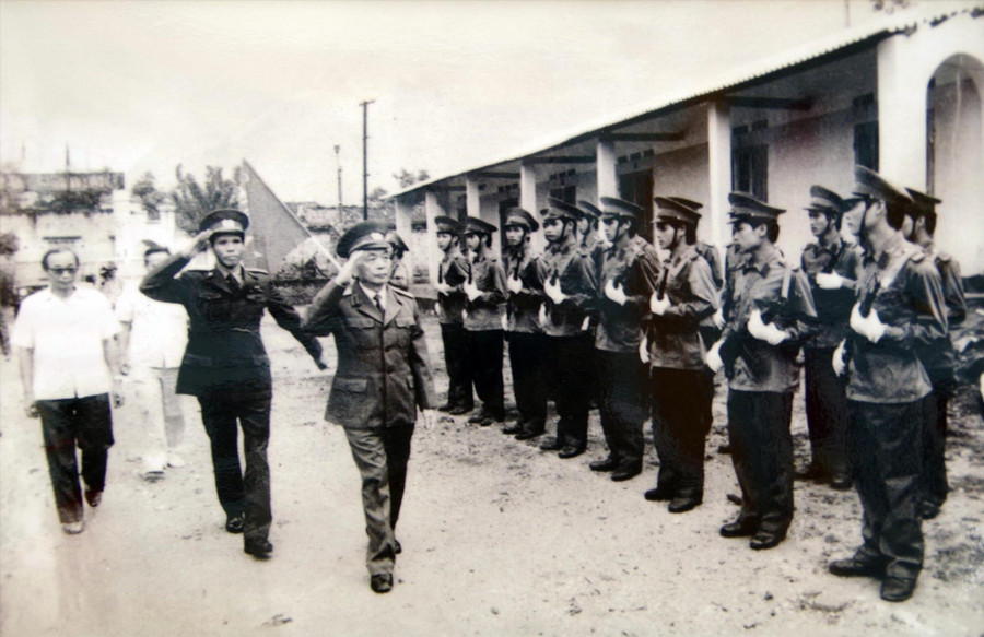 Đại tướng Võ Nguyên Giáp (giữa) thăm lực lượng Biên phòng Lạng Sơn (tháng 9 năm 1990) Đại tướng Võ Nguyên Giáp (giữa) thăm lực lượng Biên phòng Lạng Sơn (tháng 9 năm 1990)