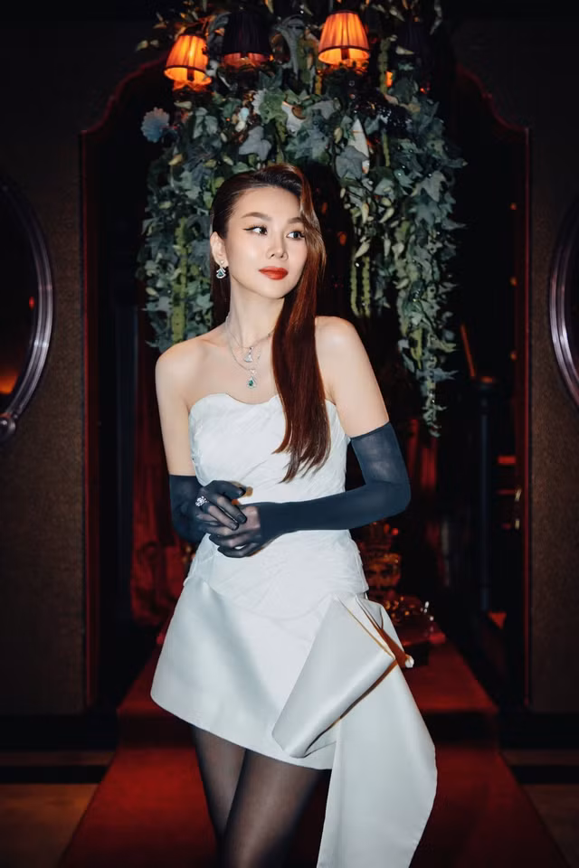 Là mỹ nhân của showbiz Việt, dễ hiểu chồng cô - nhạc trưởng Trần Nhật Minh - mê vợ như điếu đổ