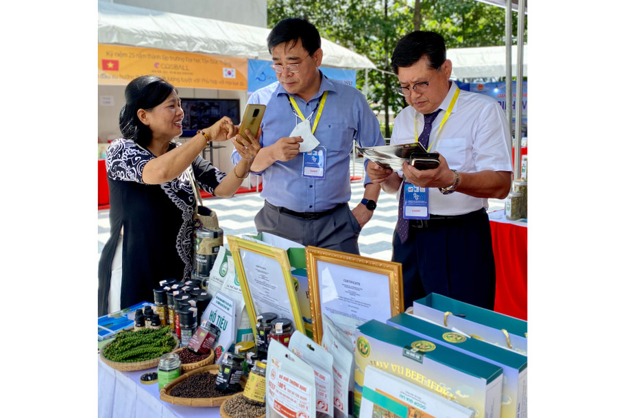 Một số nhà đầu tư nước ngoài đang tìm hiểu thông tin về sản phẩm nông nghiệp của Gia Lai. Ảnh: H.D Một số nhà đầu tư nước ngoài đang tìm hiểu thông tin về sản phẩm nông nghiệp của Gia Lai. Ảnh: H.D