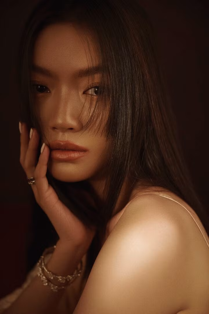 Đây là dự án đánh dấu bước chuyển mình từ một người mẫu thành diễn viên chuyên nghiệp sau một thời gian dài học tập, trau dồi kiến thức và kỹ năng diễn xuất của Lâm Bích Tuyền.