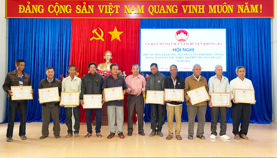 19 già làng, người có uy tín tiêu biểu được nhận giấy khen của Chủ tịch UBND huyện Krông Pa. Ảnh: Quang Ngọc