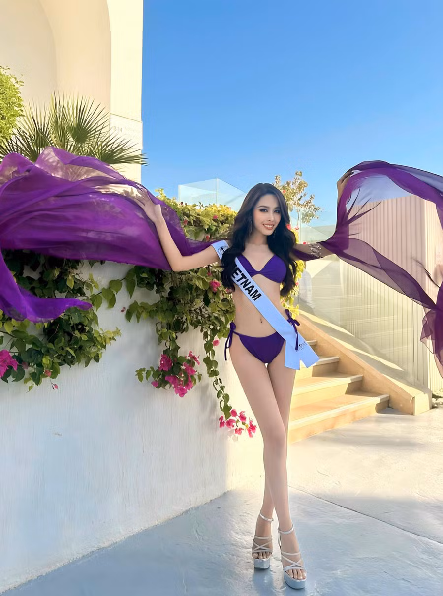 Mới đây, Á hậu Lê Nguyễn Ngọc Hằng vừa trải qua phần thi trình diễn trang phục áo tắm cùng với các thí sinh quốc tế tại Hoa hậu Liên lục địa 2023 (Miss Intercontinental). Tại phần thi này, người đẹp diện bộ bikini màu tím kết hợp với tà dài tạo điểm nhấn