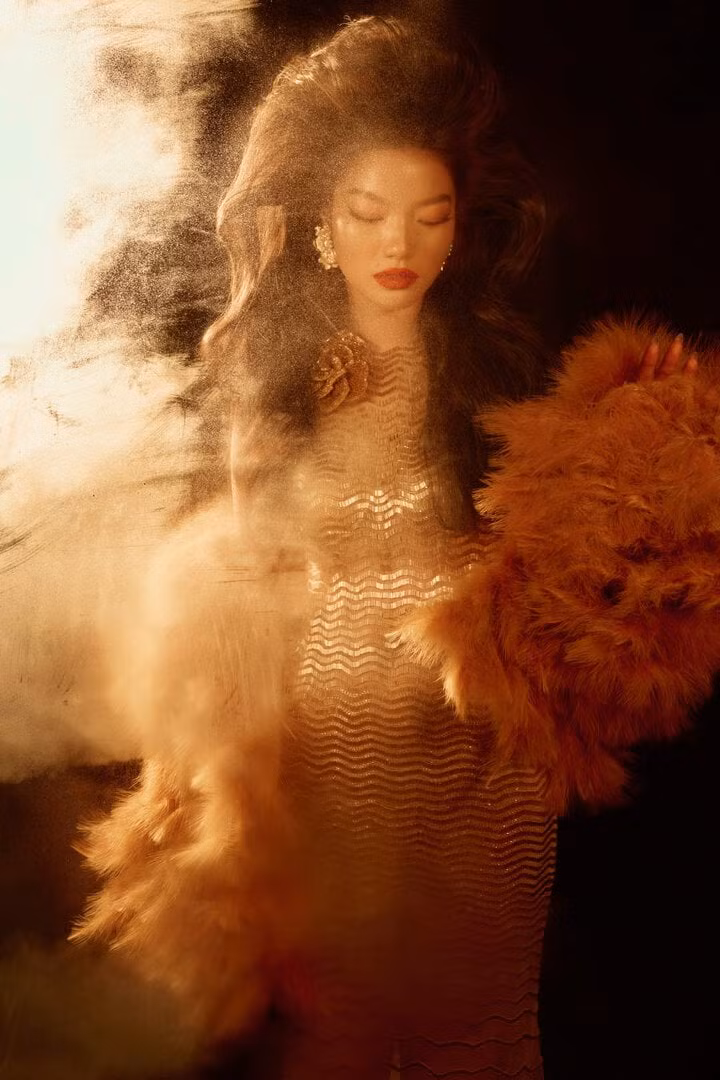 Thông qua thời trang, cô nhận thấy mình cũng yêu và ước mong được diễn xuất.