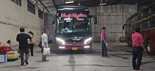 Khách chuẩn bị lên xe khách H.N trên đường Kinh Dương Vương (P.An Lạc A, Q.Bình Tân) Khách chuẩn bị lên xe khách H.N trên đường Kinh Dương Vương (P.An Lạc A, Q.Bình Tân)