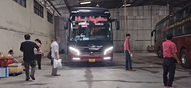 Khách chuẩn bị lên xe khách H.N trên đường Kinh Dương Vương (P.An Lạc A, Q.Bình Tân)