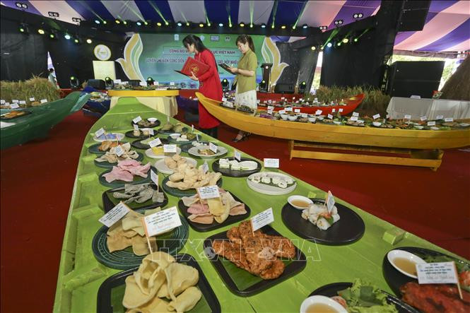 Đại diện BTC thẩm định, kiểm tra số lượng bánh đạt kỷ lục. Ảnh: Duy Khương/TTXVN