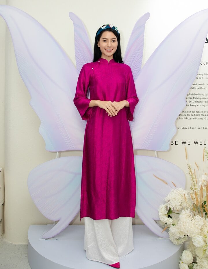 Hoàng Thị Nhung cao 1m79, đến từ Hà Nội. Cô từng vào top 16 Hoa hậu Hoàn vũ Việt Nam 2022.. Hoàng Thị Nhung cao 1m79, đến từ Hà Nội. Cô từng vào top 16 Hoa hậu Hoàn vũ Việt Nam 2022..