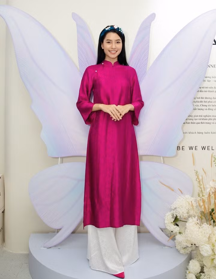 Hoàng Thị Nhung cao 1m79, đến từ Hà Nội. Cô từng vào top 16 Hoa hậu Hoàn vũ Việt Nam 2022..