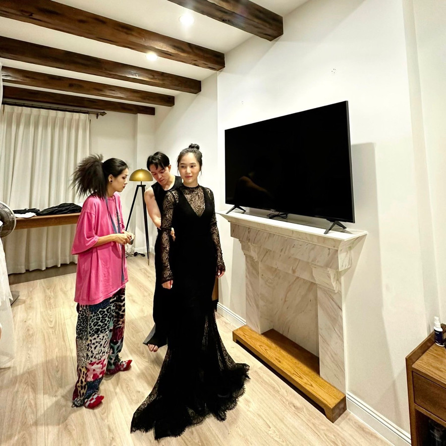 Mới đây, Hương Tràm vừa chia sẻ hình ảnh thử trang phục với stylist Kelbin Lee, đồng thời, úp mở đây là diện mạo của mình sẽ xuất hiện trong sự kiện quan trọng sắp tới