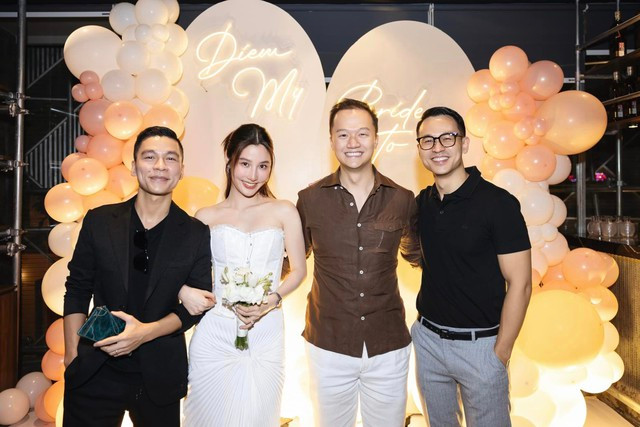 Chú rể Vinh Nguyễn (thứ hai từ phải sang) rạng ngời cùng cô dâu và bạn bè