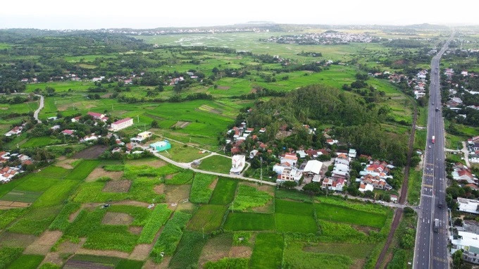 Đường ven biển sẽ kết nối không gian, tiềm năng biển để giúp Phú Yên phát triển tốt hơn. Ảnh: HOÀNG NGUYÊN