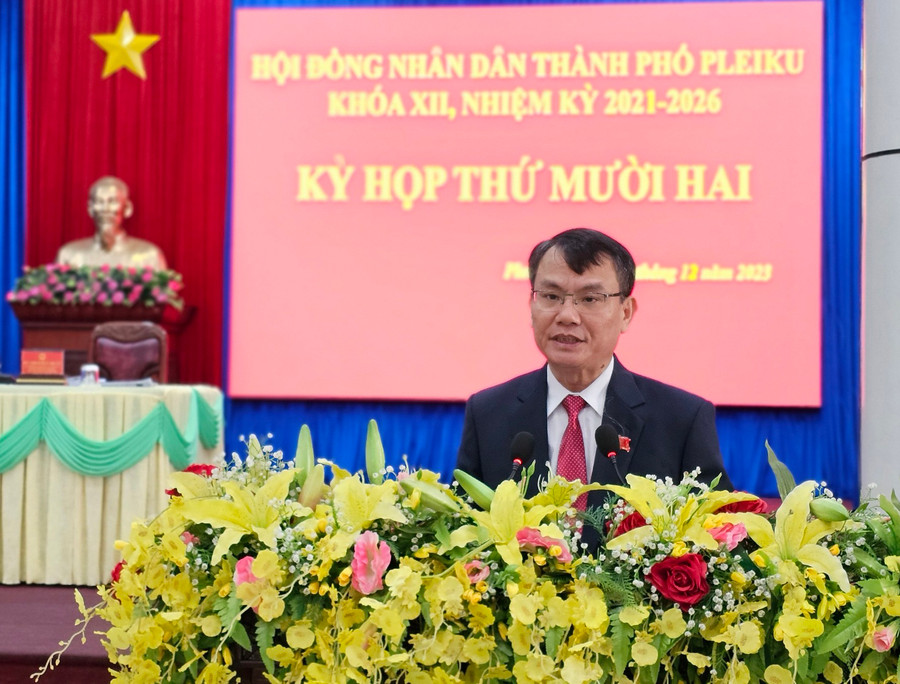 Ủy viên Ban Thường vụ Tỉnh ủy, Bí thư Thành ủy, Chủ tịch HĐND TP. Pleiku Trịnh Duy Thuân phát biểu tại kỳ họp. Ảnh: Q.T Ủy viên Ban Thường vụ Tỉnh ủy, Bí thư Thành ủy, Chủ tịch HĐND TP. Pleiku Trịnh Duy Thuân phát biểu tại kỳ họp. Ảnh: Q.T