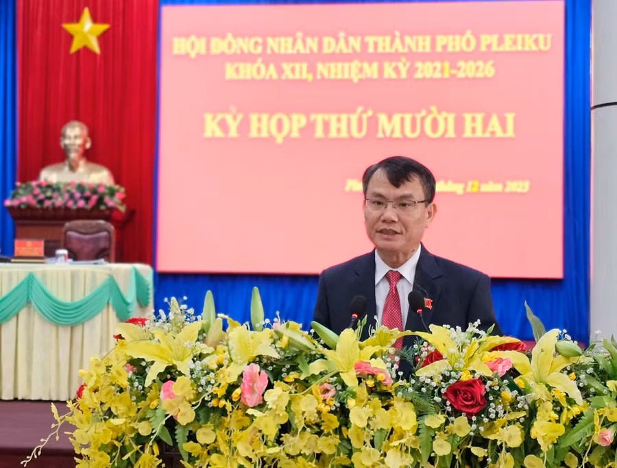 Ủy viên Ban Thường vụ Tỉnh ủy, Bí thư Thành ủy, Chủ tịch HĐND TP. Pleiku Trịnh Duy Thuân phát biểu tại kỳ họp. Ảnh: Q.T