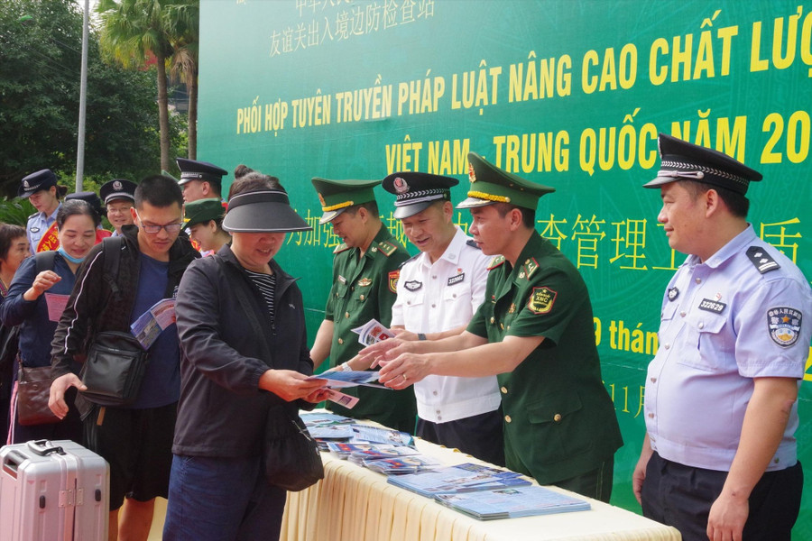 Biên phòng hai nước Việt- Trung tuyên truyền chung về phòng chống tội phạm qua biên giới. Ảnh: Duy Chiến Biên phòng hai nước Việt- Trung tuyên truyền chung về phòng chống tội phạm qua biên giới. Ảnh: Duy Chiến