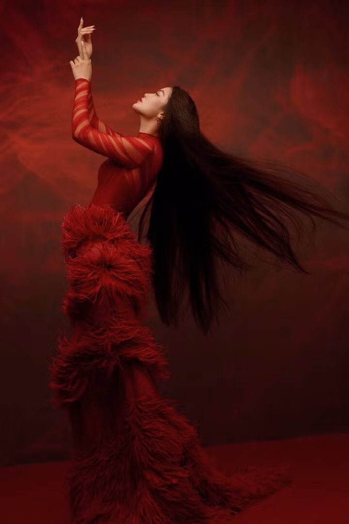 Người hâm mộ ưu ái khen ngợi Lâm Bích Tuyền có vẻ đẹp lưu luyến ánh nhìn, làm họ liên tưởng đến diễn viên Thư Kỳ,