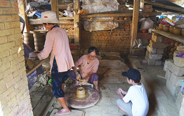 Những nghệ nhân vẫn ngày đêm giữ lửa cho nghề truyền thống tại làng gốm Thanh Hà.