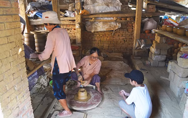 Những nghệ nhân vẫn ngày đêm giữ lửa cho nghề truyền thống tại làng gốm Thanh Hà.