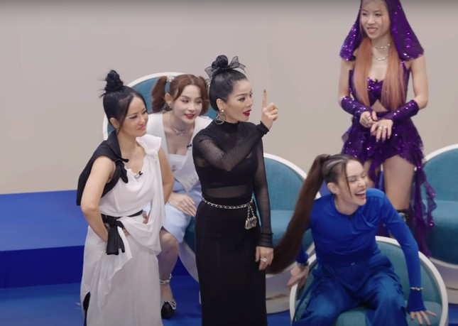 Đội mashup Ước gì & Mưa phi trường gồm diva Hồng Nhung, Lệ Quyên, Mlee, Trang Pháp, Huyền Baby. Đội mashup Ước gì & Mưa phi trường gồm diva Hồng Nhung, Lệ Quyên, Mlee, Trang Pháp, Huyền Baby.