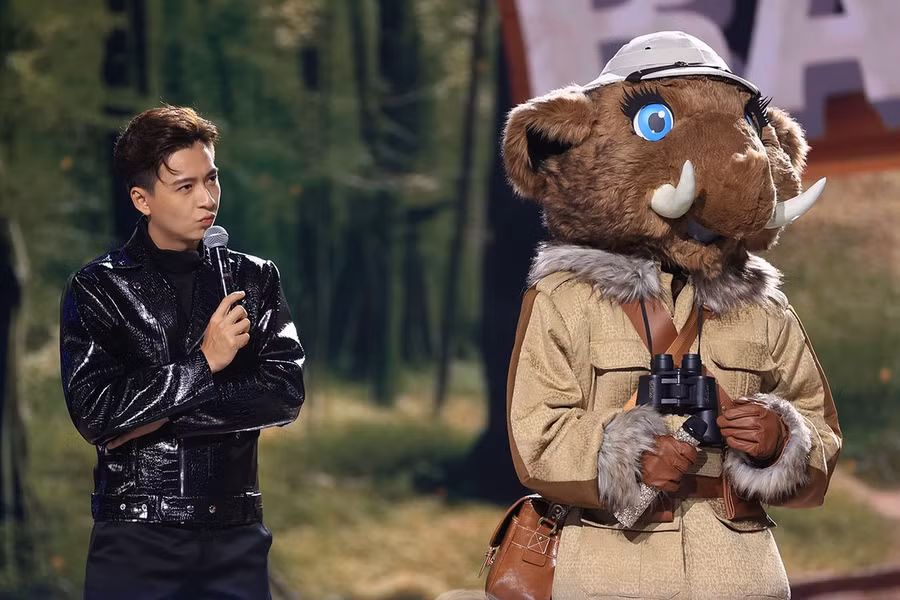 Anh Tú được nhiều khán giả dự đoán là người ẩn sau lớp mặt nạ Voi Bản Đôn. Anh Tú được nhiều khán giả dự đoán là người ẩn sau lớp mặt nạ Voi Bản Đôn.