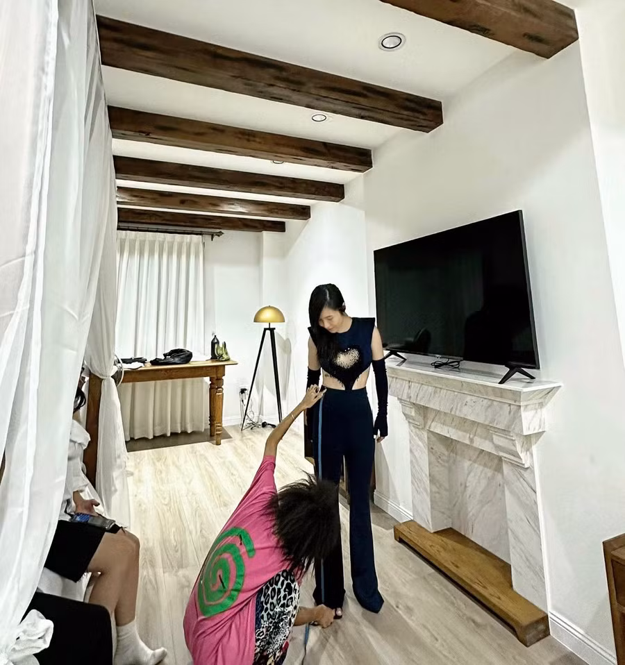 Giọng ca Em gái mưa phân vân giữa việc lựa chọn phong cách cá tính với quần ống loe kết hợp áo crop-top hay một chiếc đầm dạ hội nữ tính. Chính vì thế, cô nhờ người hâm mộ của mình góp ý