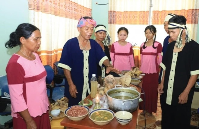 Chuẩn bị mâm cơm cúng trong Lễ hội ăn mừng lúa mới của người Raglai. Ảnh: Báo Khánh Hòa Chuẩn bị mâm cơm cúng trong Lễ hội ăn mừng lúa mới của người Raglai. Ảnh: Báo Khánh Hòa