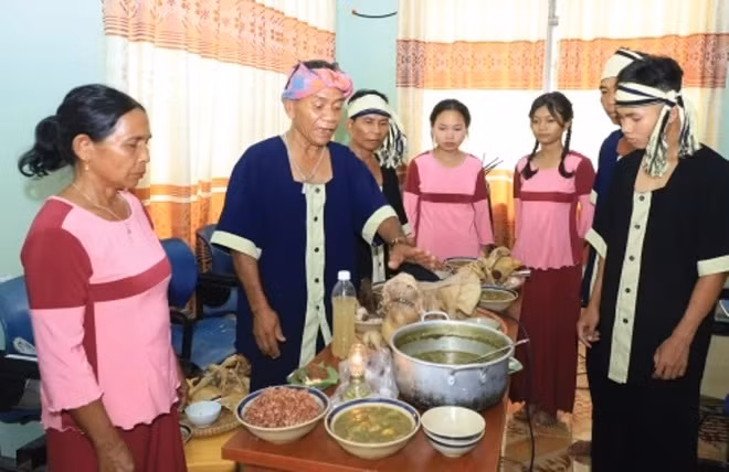 Chuẩn bị mâm cơm cúng trong Lễ hội ăn mừng lúa mới của người Raglai. Ảnh: Báo Khánh Hòa