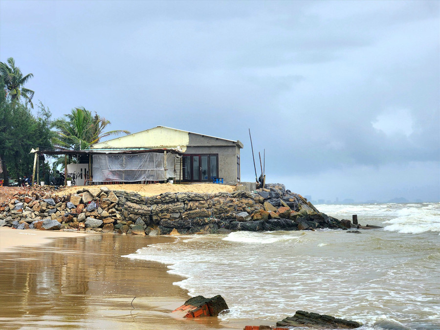 Một dãy hàng quán ở khối Thịnh Mỹ (phường Cẩm An, TP.Hội An) chênh vênh trước sóng biển. Ảnh: Q.T Một dãy hàng quán ở khối Thịnh Mỹ (phường Cẩm An, TP.Hội An) chênh vênh trước sóng biển. Ảnh: Q.T