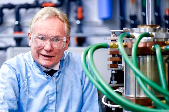 GS. David Neil Payne - đồng Chủ nhân Giải thưởng Chính VinFuture 2022, nhà nghiên cứu tiên phong và nổi tiếng quốc tế về quang tử. Ông là Giáo sư hàng đầu tại Đại học Southampton. Ảnh: Đại học Southampton