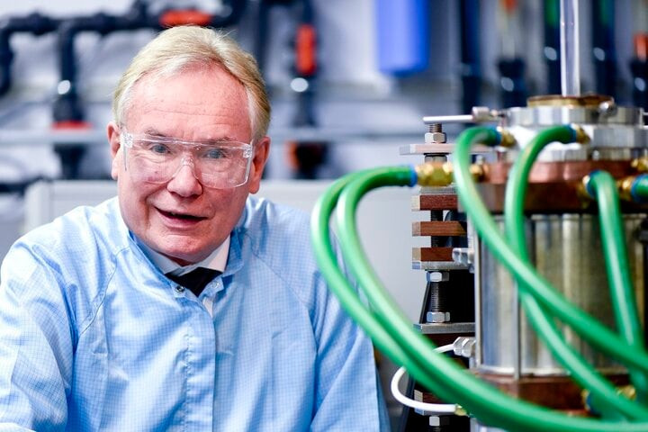 GS. David Neil Payne - đồng Chủ nhân Giải thưởng Chính VinFuture 2022, nhà nghiên cứu tiên phong và nổi tiếng quốc tế về quang tử. Ông là Giáo sư hàng đầu tại Đại học Southampton. Ảnh: Đại học Southampton GS. David Neil Payne - đồng Chủ nhân Giải thưởng Chính VinFuture 2022, nhà nghiên cứu tiên phong và nổi tiếng quốc tế về quang tử. Ông là Giáo sư hàng đầu tại Đại học Southampton. Ảnh: Đại học Southampton