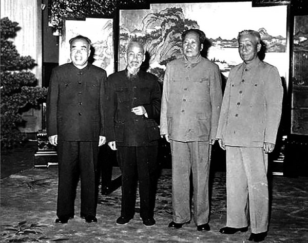 Chủ tịch Mao Trạch Đông và một số nhà lãnh đạo Trung Quốc đón tiếp Chủ tịch Hồ Chí Minh. Chủ tịch Mao Trạch Đông và một số nhà lãnh đạo Trung Quốc đón tiếp Chủ tịch Hồ Chí Minh.