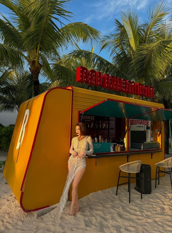 Trên trang cá nhân, Hồ Ngọc Hà đăng tải loạt ảnh cô tạo dáng trên bãi biển Phú Quốc. Loạt ảnh nhanh chóng nhận được sự quan tâm từ cộng đồng mạng. Trên trang cá nhân, Hồ Ngọc Hà đăng tải loạt ảnh cô tạo dáng trên bãi biển Phú Quốc. Loạt ảnh nhanh chóng nhận được sự quan tâm từ cộng đồng mạng.