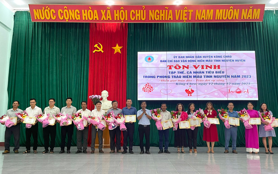 Ông Đinh Văn Súy-Huyện ủy viên, Phó Chủ tịch UBND huyện Kông Chro trao giấy khen cho các cá nhân có thành tích trong phong trào hiến máu tình nguyện. Ảnh: Phương Liên