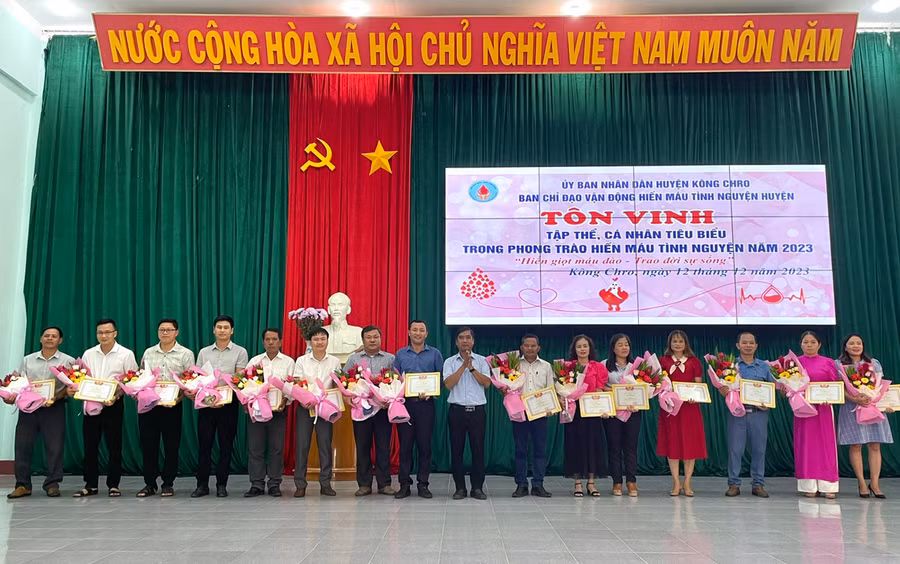Ông Đinh Văn Súy-Huyện ủy viên, Phó Chủ tịch UBND huyện Kông Chro trao giấy khen cho các cá nhân có thành tích trong phong trào hiến máu tình nguyện. Ảnh: Phương Liên