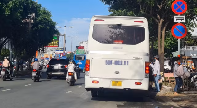 Xe hợp đồng dừng trả khách ngay dưới biển cấm gần khu vực ngã tư Hàng Xanh