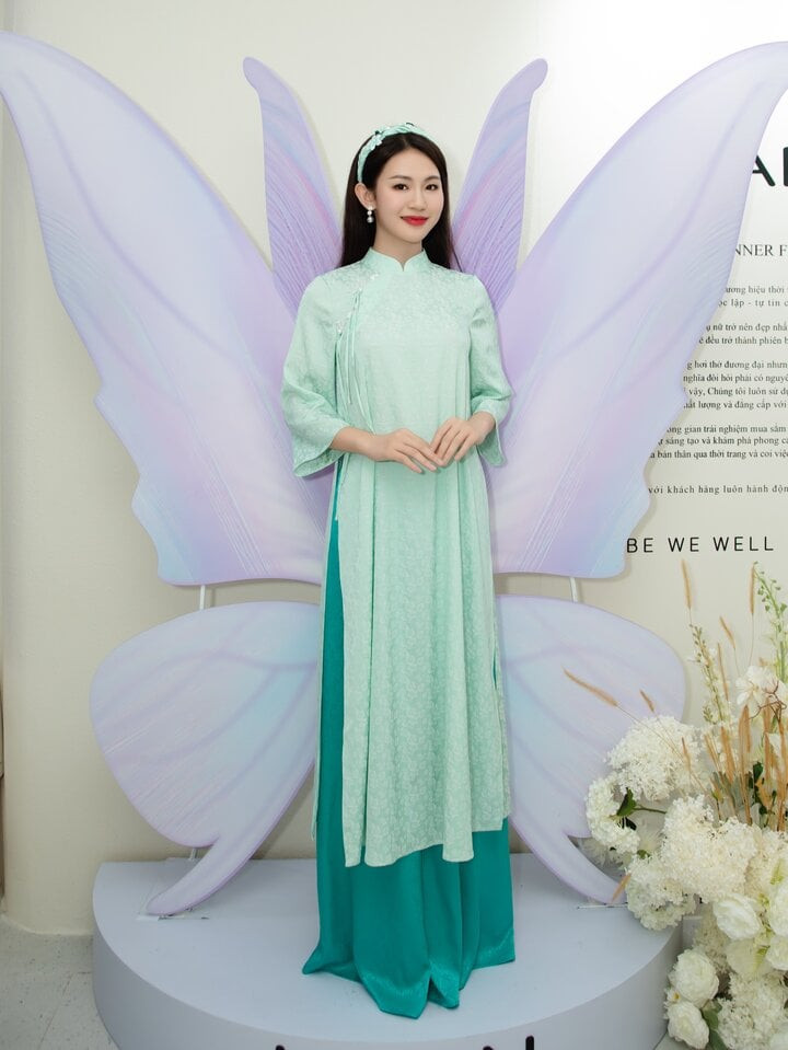 Thí sinh Đậu Hải Minh Anh, 22 tuổi, quê Nghệ An. Cô cao 1m7, số đo ba vòng lần lượt là 82-61-93 cm. Thí sinh Đậu Hải Minh Anh, 22 tuổi, quê Nghệ An. Cô cao 1m7, số đo ba vòng lần lượt là 82-61-93 cm.