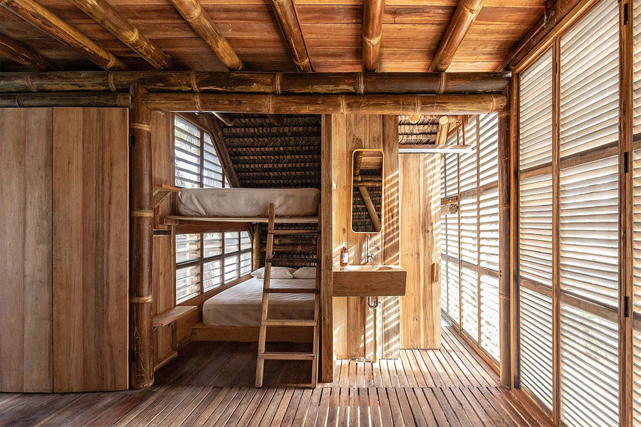 Các không gian trong nhà đều mở, tạo ra một hành lang tiện ích giúp tăng cường thông gió xuyên suốt ngôi nhà.