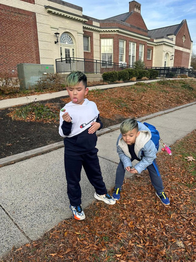 Hai con trai Hai con trai