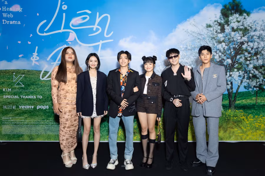 Đặc biệt, các diễn viên còn lại trong Liên và Đạt như Hoàng Mèo, Trần Văn Quang, Võ Đăng Khoa, Thanh Vy, Bé Bảy tiết lộ Cody và Khánh Vân rất thân thiết trên trường quay, ngoài đời còn ngọt ngào hơn trên phim, thường ăn uống chung, luôn chăm sóc và không rời nhau nữa bước…