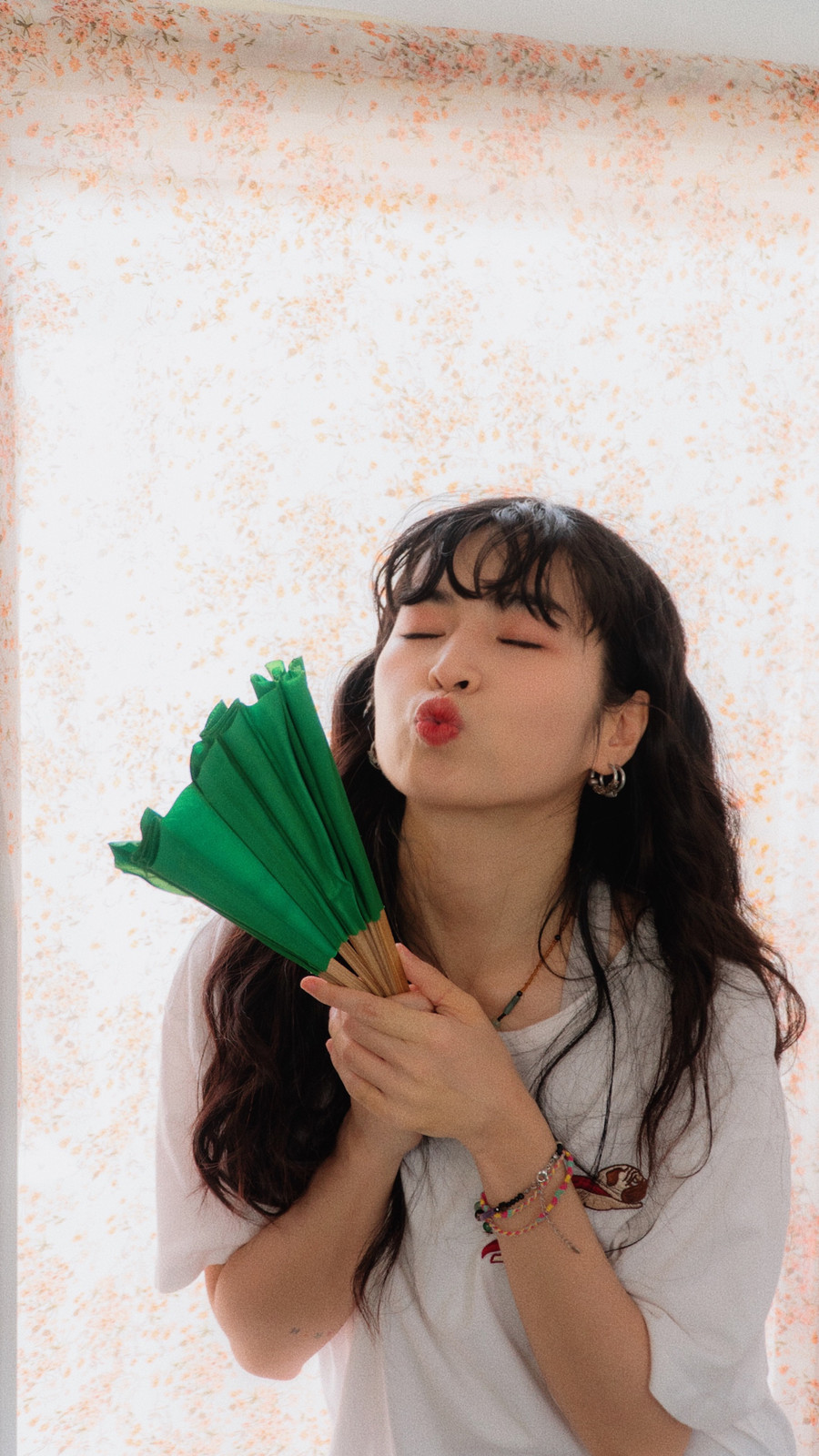 Trong Liên và Đạt, Khánh Vân đóng vai Liên, một cô gái tốt bụng, trong sáng với quan điểm sống tích cực. Tính cách hồn nhiên và vui tươi của Liên bị cho là giống với các nhân vật trước đây mà mỹ nhân 27 tuổi này từng thể hiện, không có điểm mới lạ Trong Liên và Đạt, Khánh Vân đóng vai Liên, một cô gái tốt bụng, trong sáng với quan điểm sống tích cực. Tính cách hồn nhiên và vui tươi của Liên bị cho là giống với các nhân vật trước đây mà mỹ nhân 27 tuổi này từng thể hiện, không có điểm mới lạ