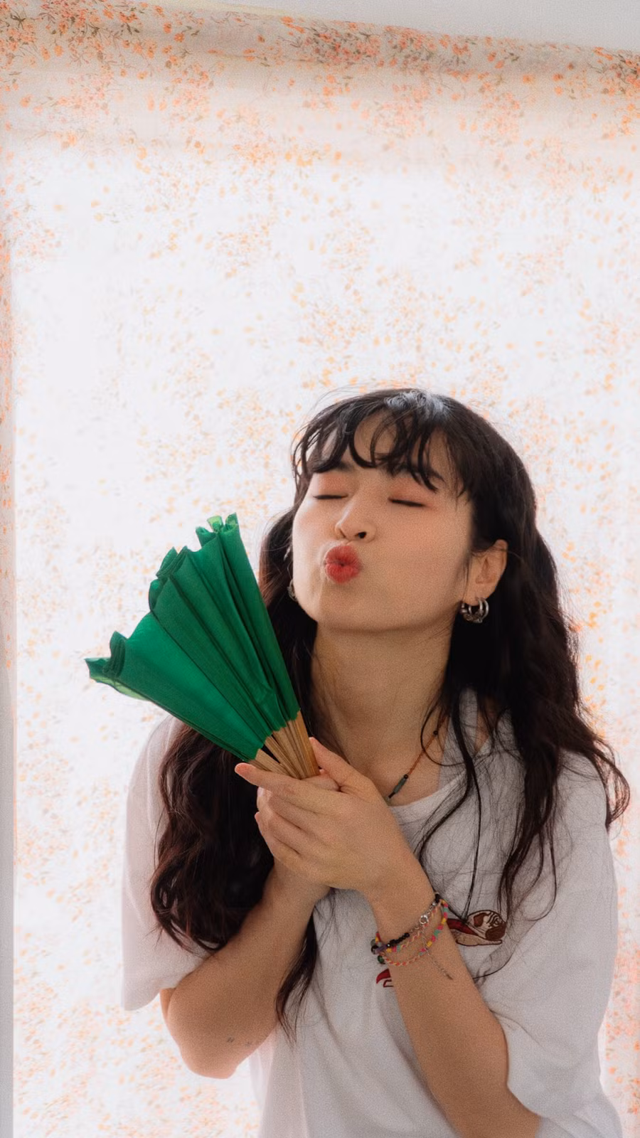 Trong Liên và Đạt, Khánh Vân đóng vai Liên, một cô gái tốt bụng, trong sáng với quan điểm sống tích cực. Tính cách hồn nhiên và vui tươi của Liên bị cho là giống với các nhân vật trước đây mà mỹ nhân 27 tuổi này từng thể hiện, không có điểm mới lạ